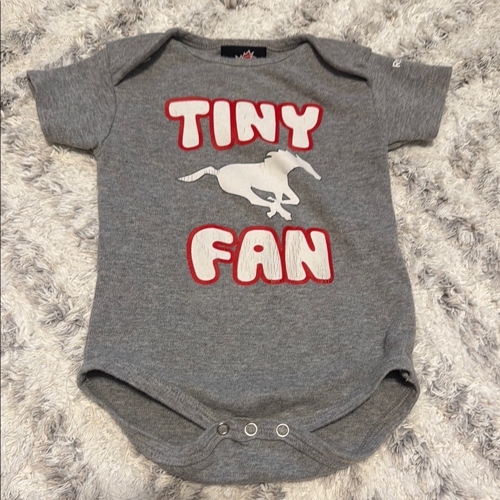 🍄12m CFL Reebok, Calgary stampeders tiny fan, onesie, gray & red GUC